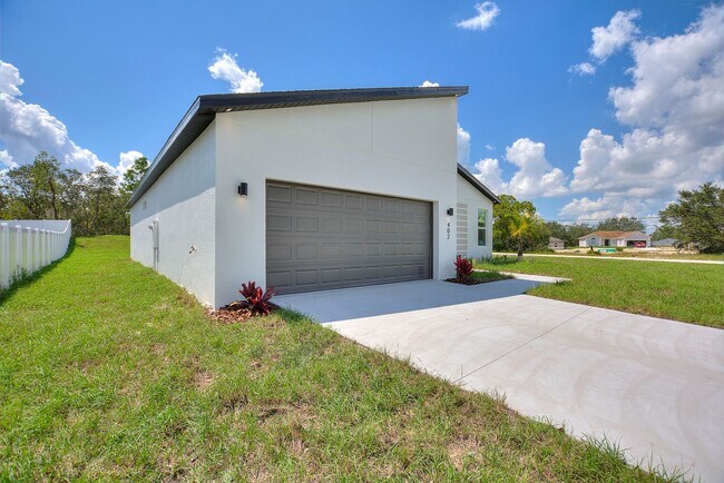 Building Photo - BRAND NEW HOME! Modern, energy efficient h...