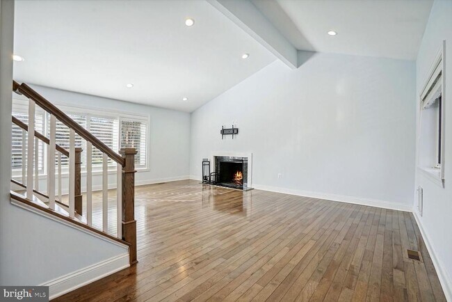 Building Photo - 6322 Beachway Dr