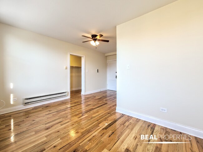 Foto del edificio - 818 W Diversey Pkwy