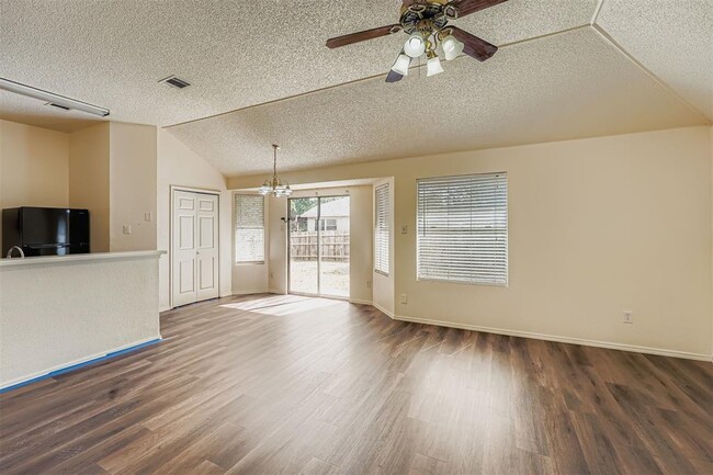 Building Photo - 1609 Honeysuckle Ln