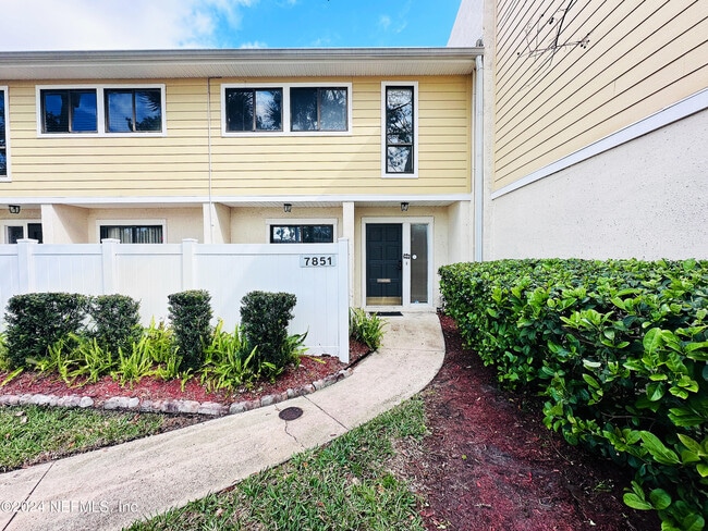 Building Photo - 7851 La Sierra Ct