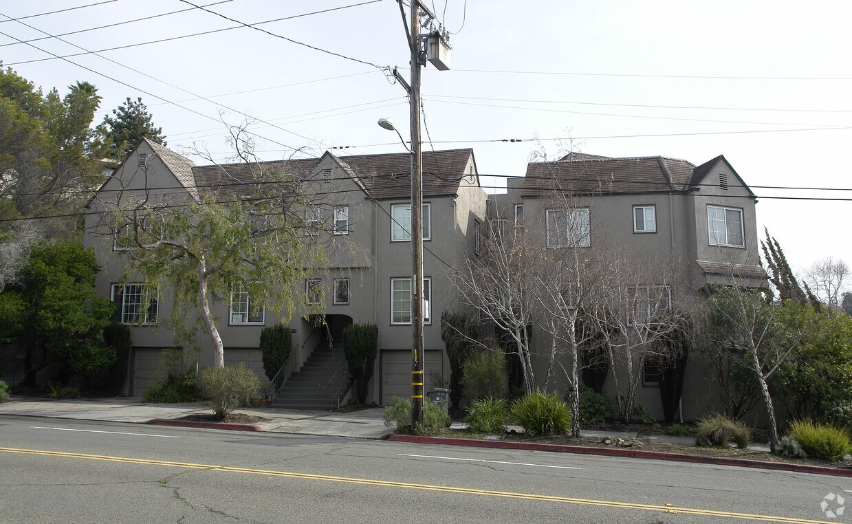 Building Photo - 5902-5916 Ocean View Dr