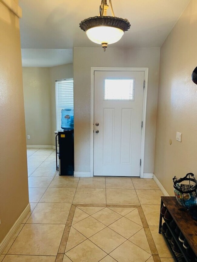 Building Photo - Los Lagos Lakes and Golf 3 BR 2BA 2000 sq ...