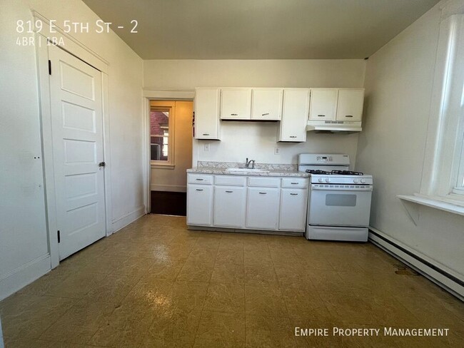 Building Photo - Available Now! 2nd and 3rd Floor: 4 Bedroo...