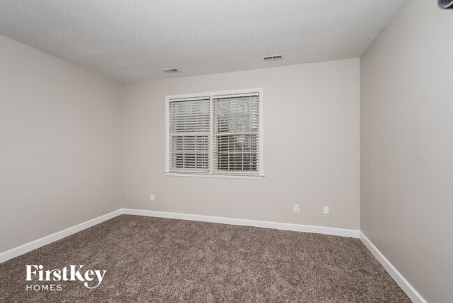 Building Photo - 2212 Williamsburg Dr
