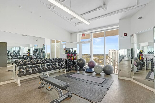 Foto del edificio - 2889 McFarlane Rd