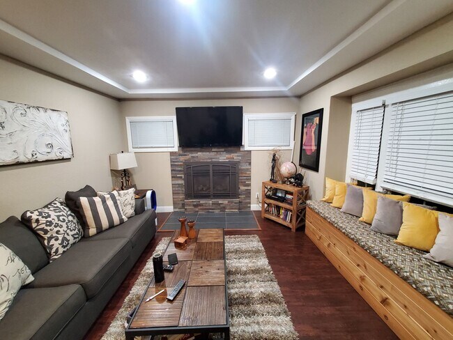 Foto del edificio - Available now! Emeryville 4 bedroom 3 bath house with Studio loftspace unit