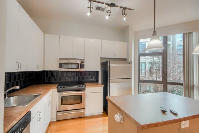 Building Photo - 525 E 6th St