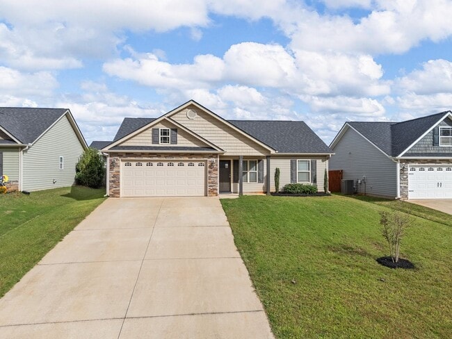 Foto del edificio - 3BR/2BA on a large lot off of Highway 176 ...