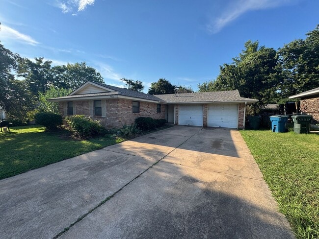 Three Bedroom Midwest City - Three Bedroom Midwest City House