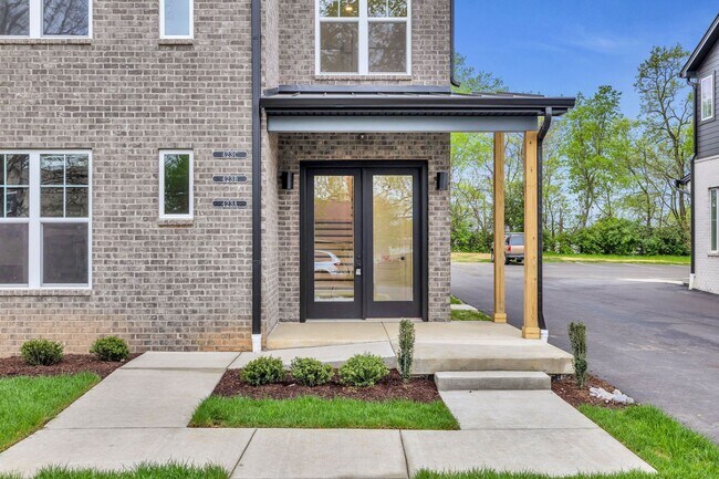 Building Photo - 423C Veritas St