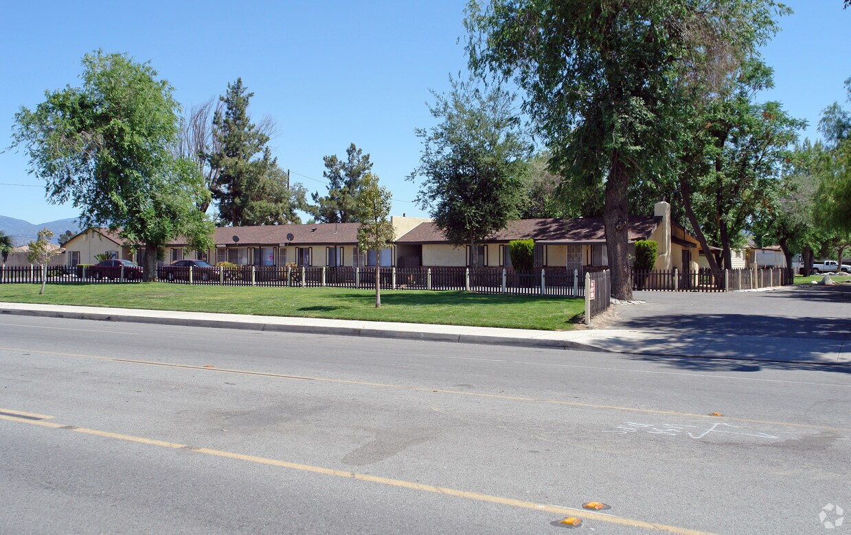 Primary Photo - 950 E Main St