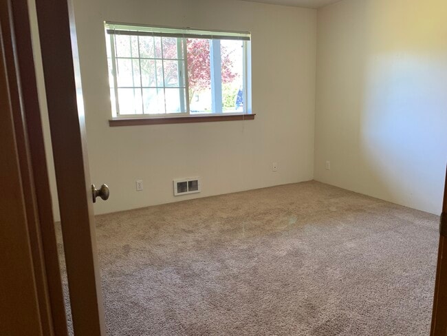Master bedroom - 2100 E Illinois St