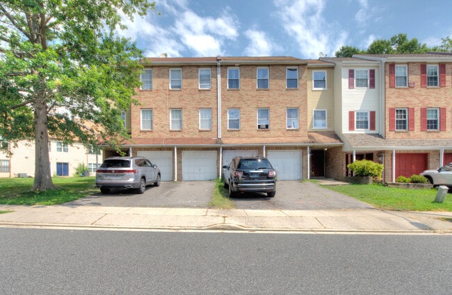 Building Photo - 100 Chaucer Rd