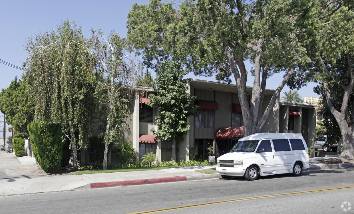Primary Photo - Rosewood Apartments
