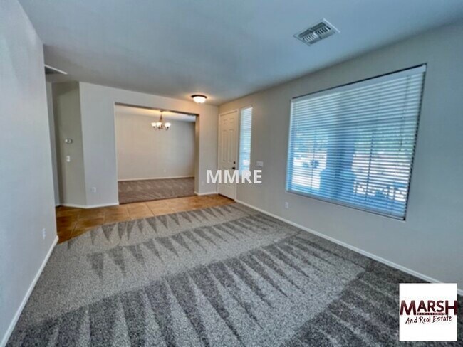 Foto del edificio - Beautiful 4 bedroom home with community po...