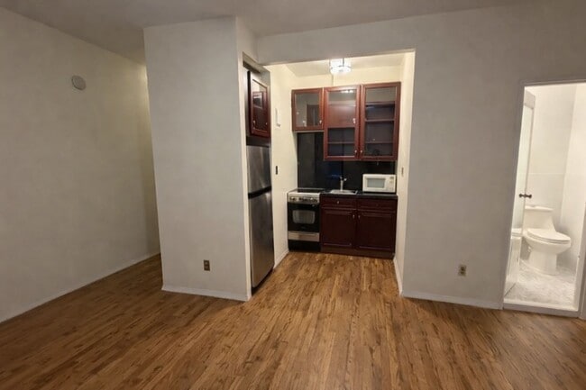 Building Photo - 160 E 91st St