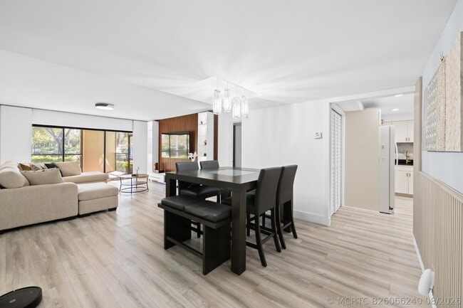 Building Photo - 491 Racquet Club Rd