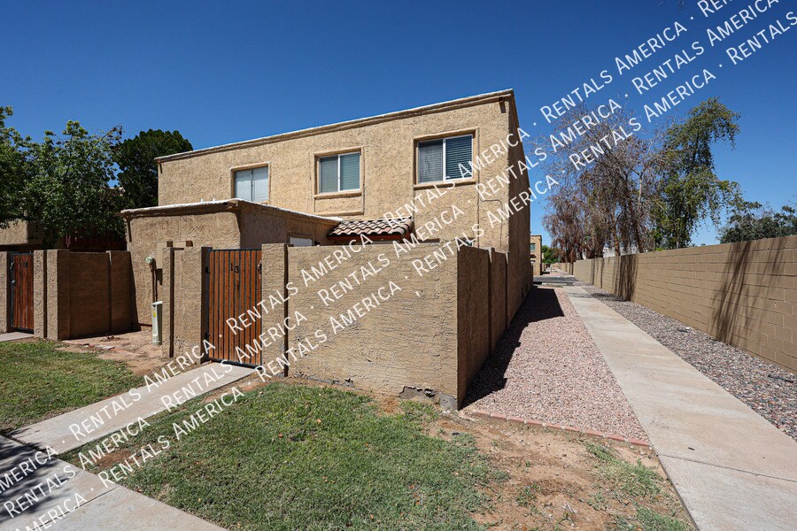 Foto principal - 948 S Alma School Rd