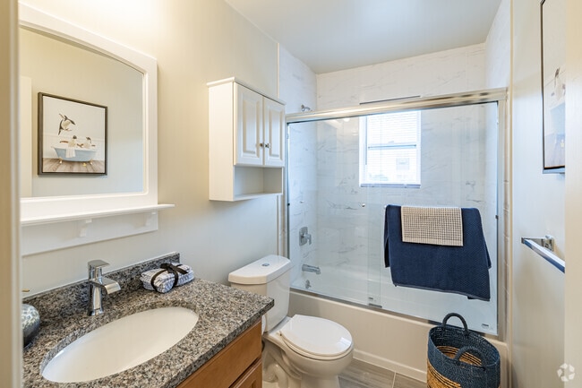 1 habitación, 1 baño con sala de recreación - 1075 pies cuadrados - Baño - Woodbridge Village