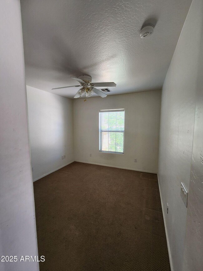 Foto del edificio - 43401 W Elizabeth Ave