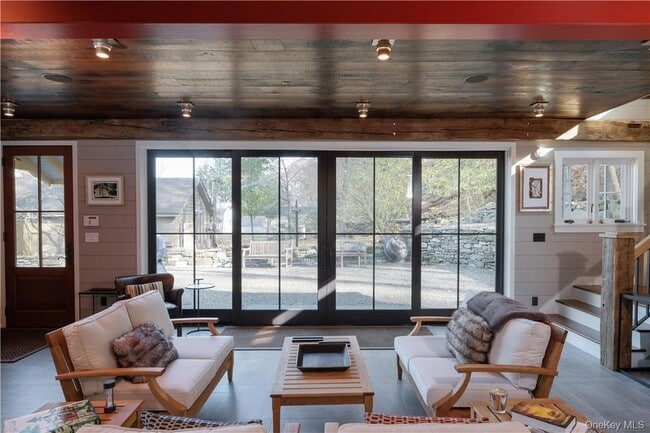 Building Photo - 325 Ferdon Ave