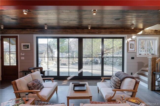 Foto del edificio - 325 Ferdon Ave