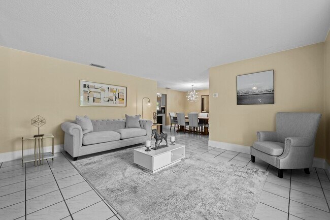 Foto del edificio - 13724 Lilac Pl