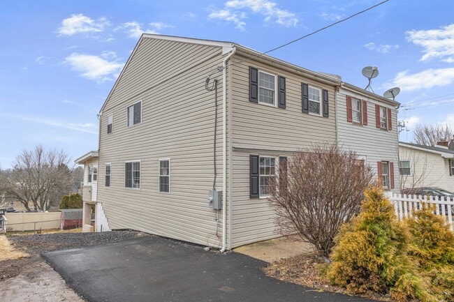 Building Photo - 461 Hale St