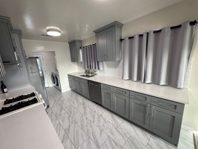 Foto del edificio - **COMING SOON**  CHARMING LAKEWOOD HOME!