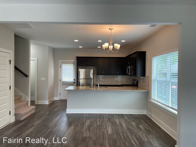 Building Photo - 3 br, 2.5 bath House - 4010 Valley Manor