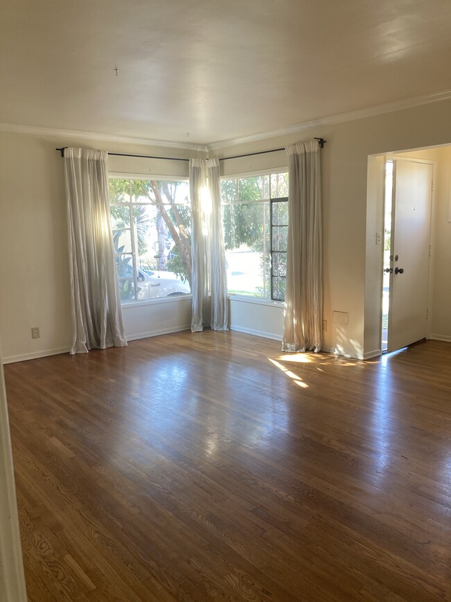 Living Room with lots of light - 1242 S Point View St