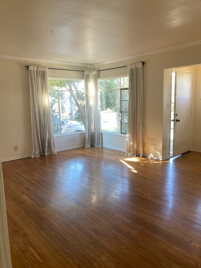 Sala de estar con mucha luz - 1242 S Point View St