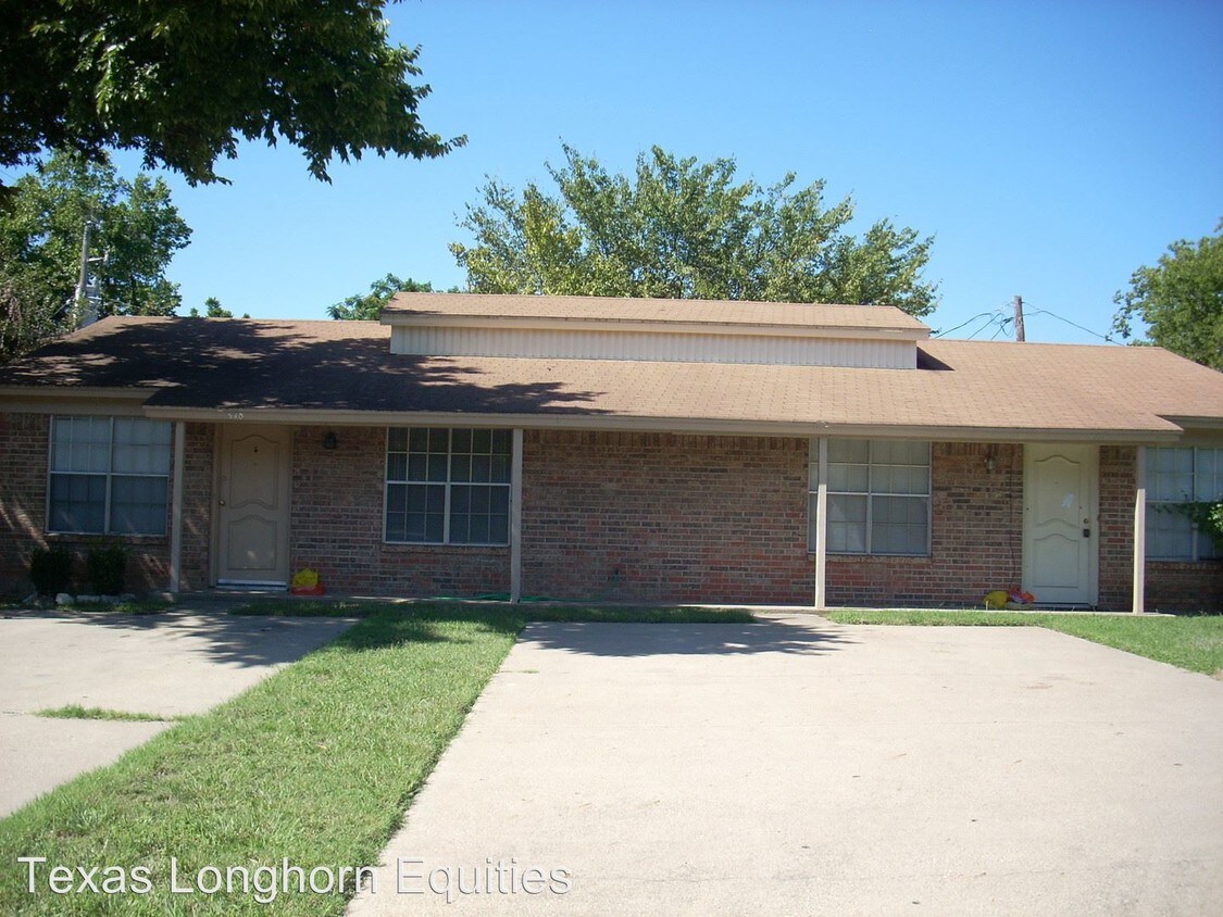 Building Photo - 418 Oakwood Ln