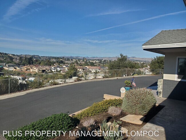 Building Photo - 3 br, 1.5 bath House - 555 S. Traffic Way