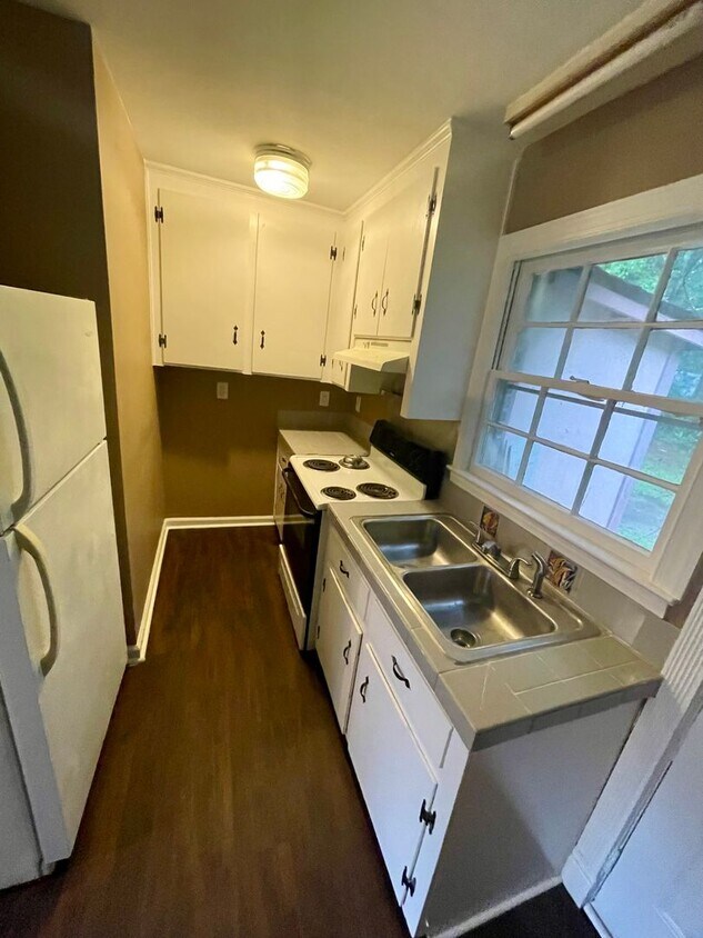 Foto principal - 8842 Deerwood Dr