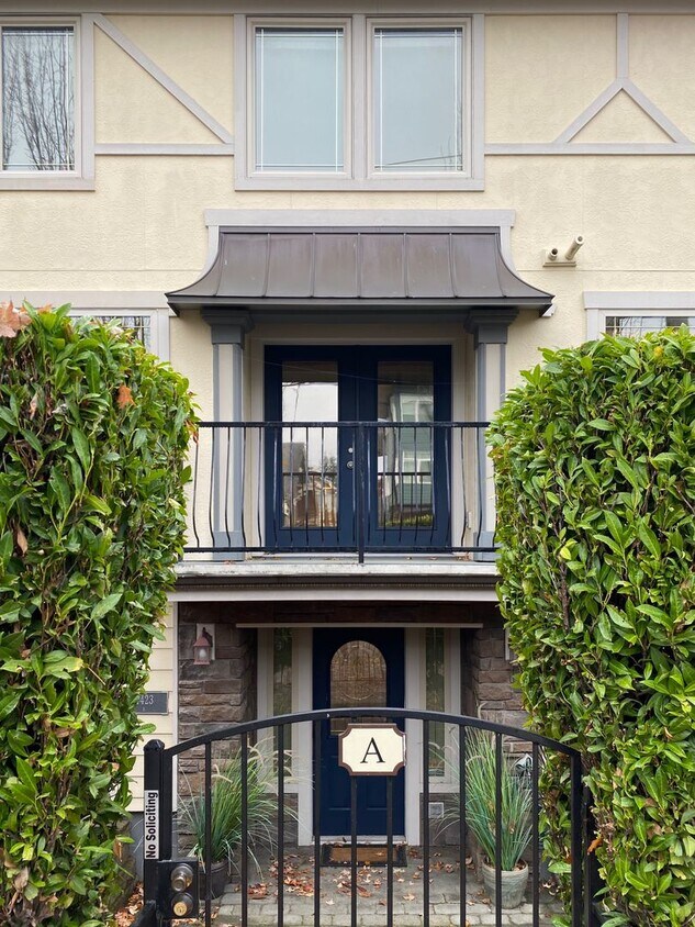 Foto principal - AVAILABLE NOW 3 BD 3.5 BA Townhome in Fremont