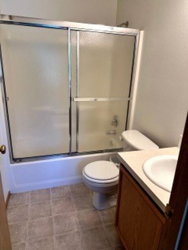 Building Photo - Beautiful 3 Bedroom Home Near University o...