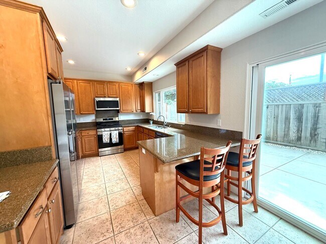 Foto del edificio - Beautifully Maintained 3Bd/2.5Ba Near Capitola Mall!