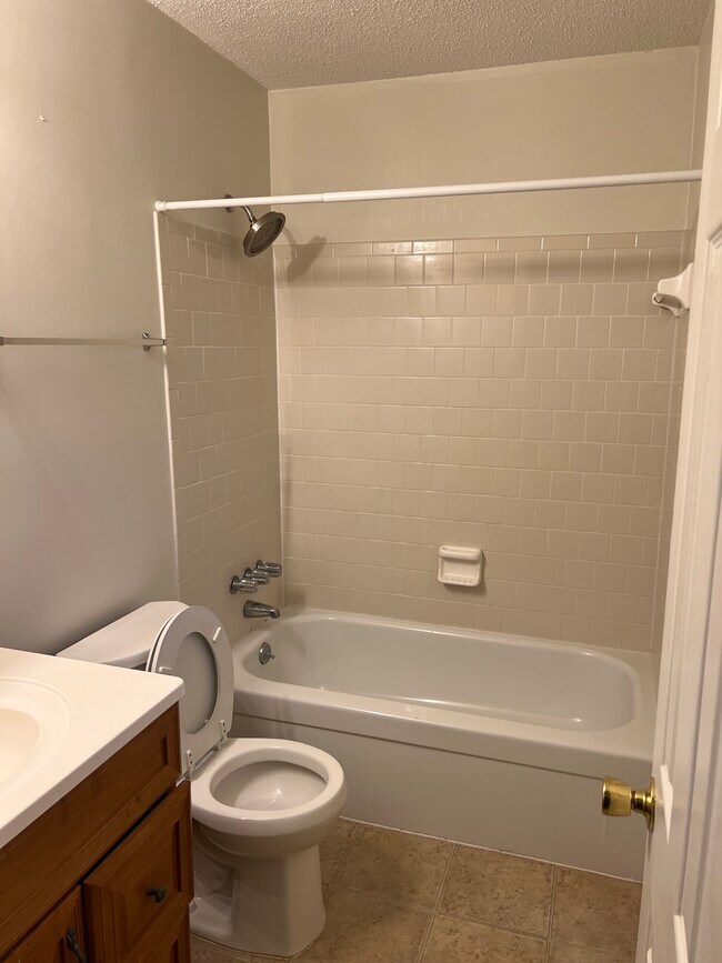Foto del edificio - 242 Deerwood Dr