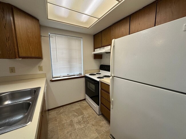 Building Photo - 2 Bedroom, 1 Bathroom Apartment