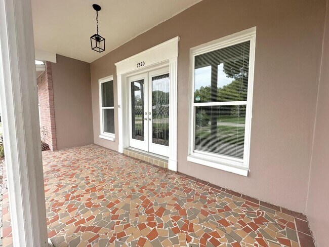 Foto del edificio - 7520 Rosewood Dr