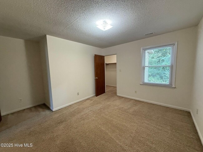 Building Photo - 126 Stallion Dr