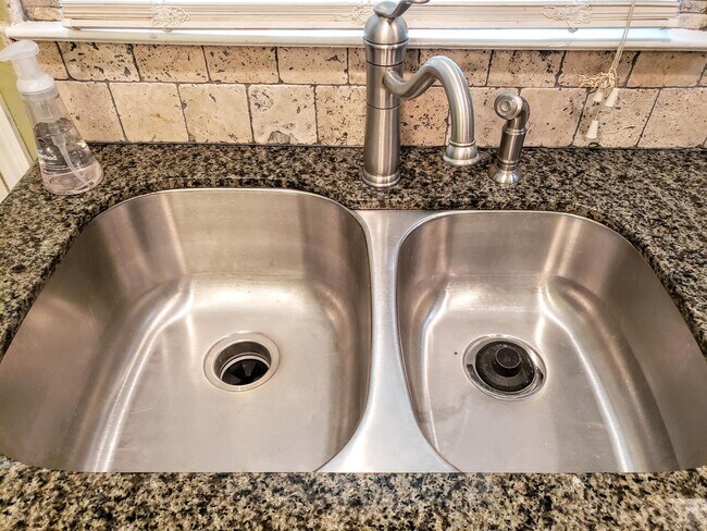 Building Photo - 5281 Oakridge Dr