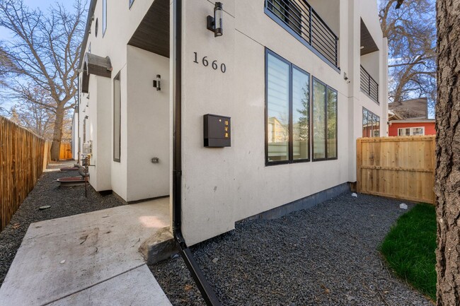 Building Photo - 5 Bed, 5 Bath home in South Park Hill