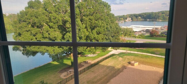 Building Photo - Sherrills Ford water front condo