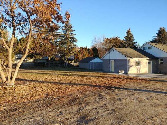 Building Photo - 325 S Hawthorne Ave
