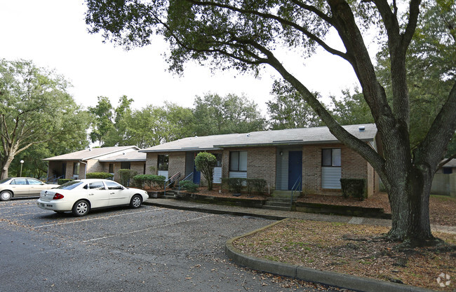 Building Photo - Oakcrest Apartments