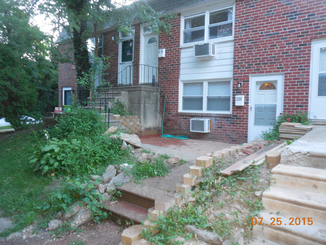 private entry w/ patio - 258 Greenough St