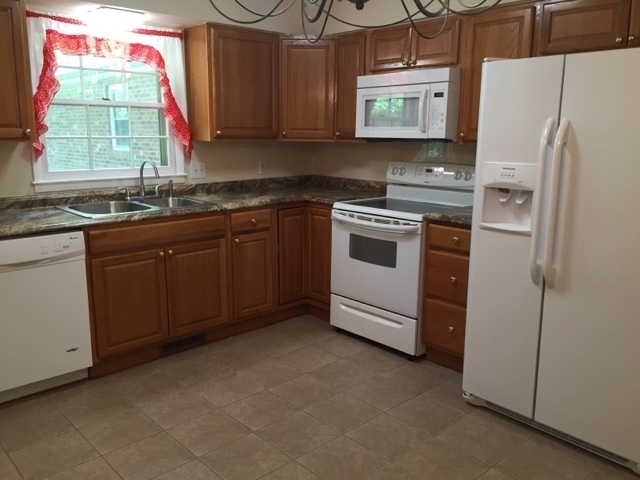 Building Photo - Spacious brick ranch with 4 Car Garage